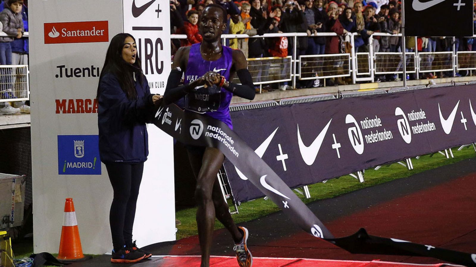 El atleta turco-keniata Mike Kigen a su llegada a la meta como vencedor de la tradicional San Silvestre Vallecana 2015.