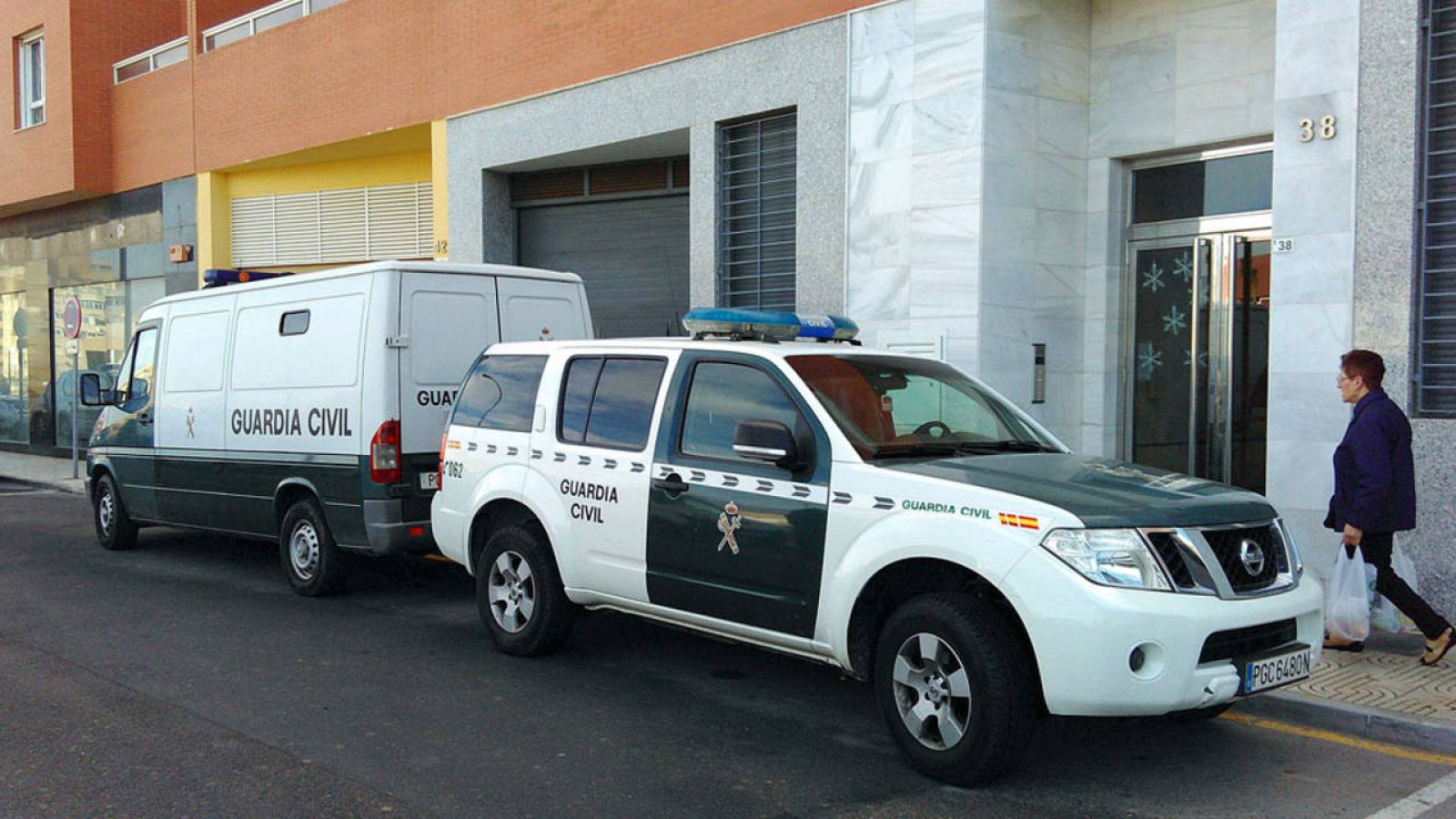 La Guardia Civil custodia las puertas de los juzgados de Roquetas de Mar (Almería).
