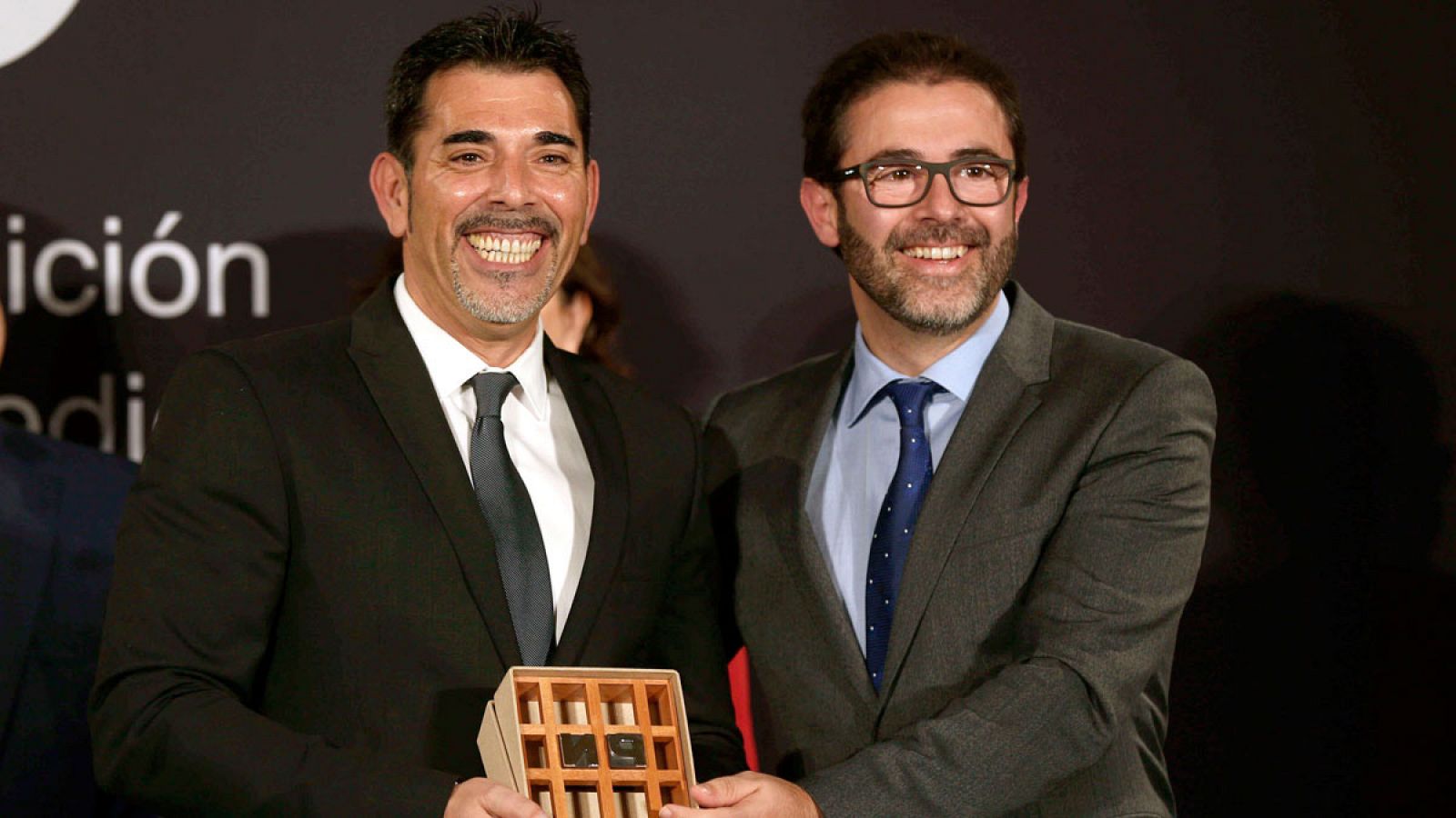 El escritor barcelonés Víctor del Árbol recibe el 72 Premio Nadal de novela de manos del editor Emili Rosales.