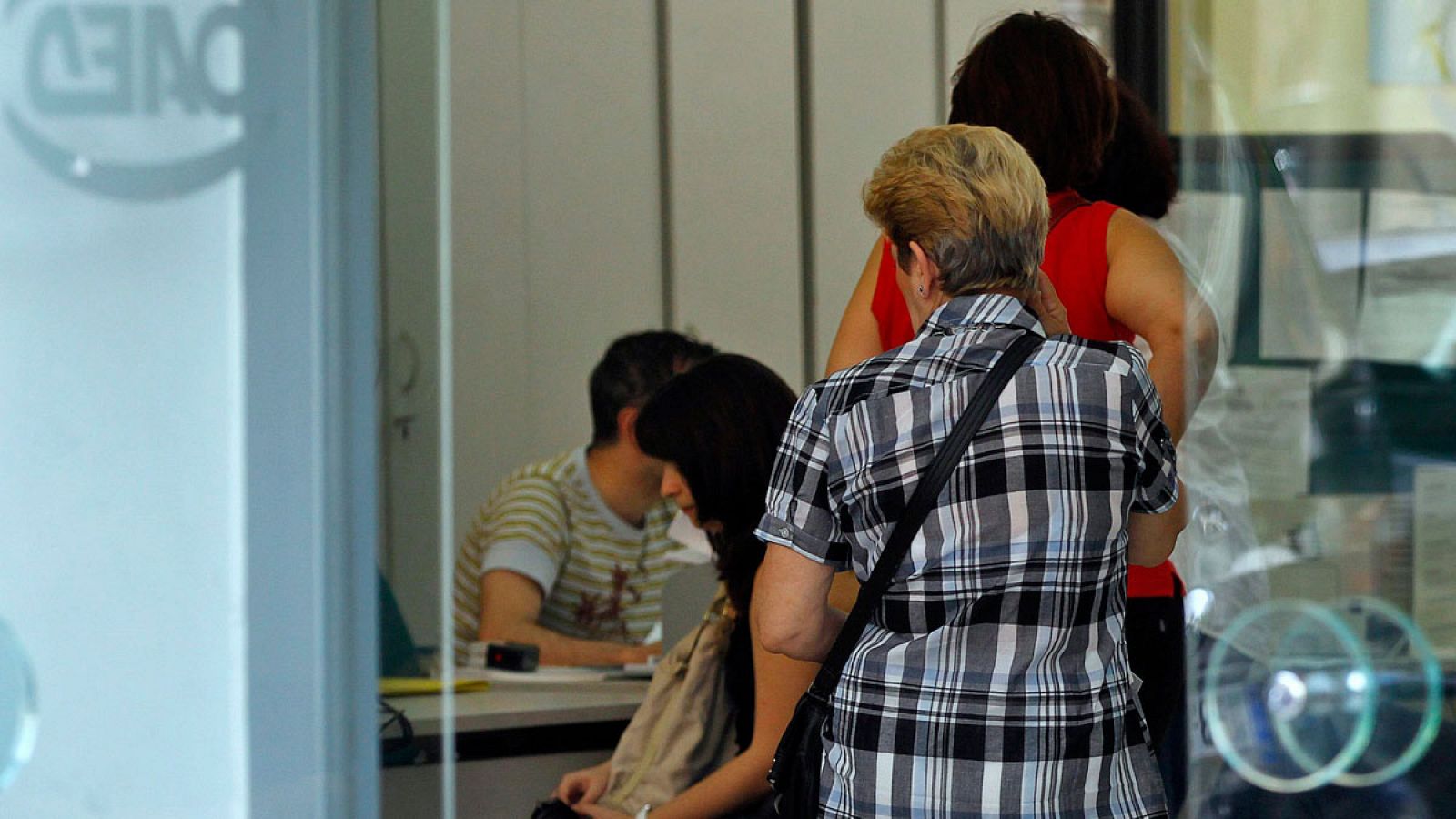 Un grupo de personas hace cola a las puertas de una oficina de empleo en Atenas en una imagen de archivo