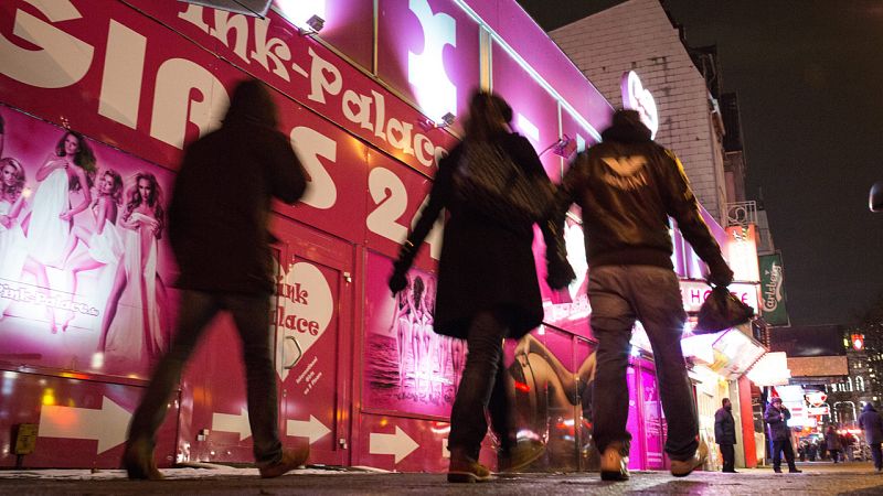 Varias personas caminan en el barrio rojo en Hamburgo