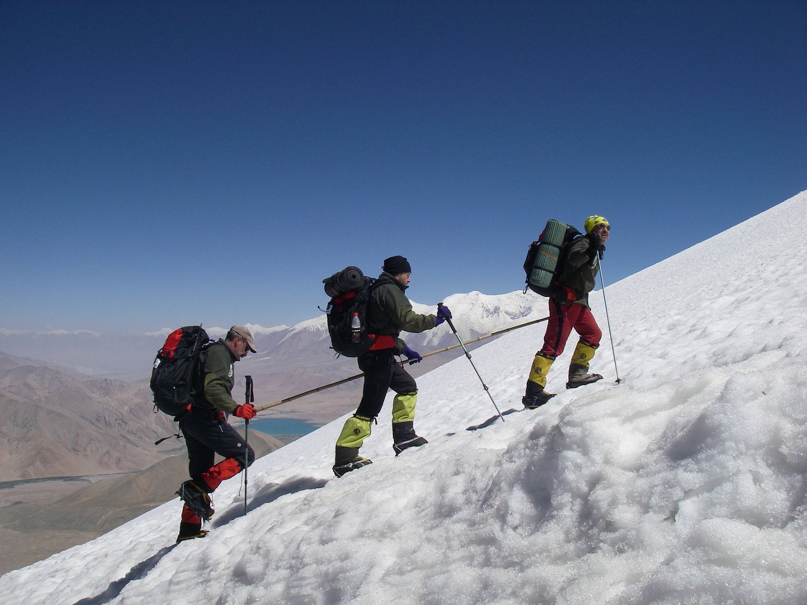 En un momento del ascenso a la montaña, guiando a Óscar Domínguez