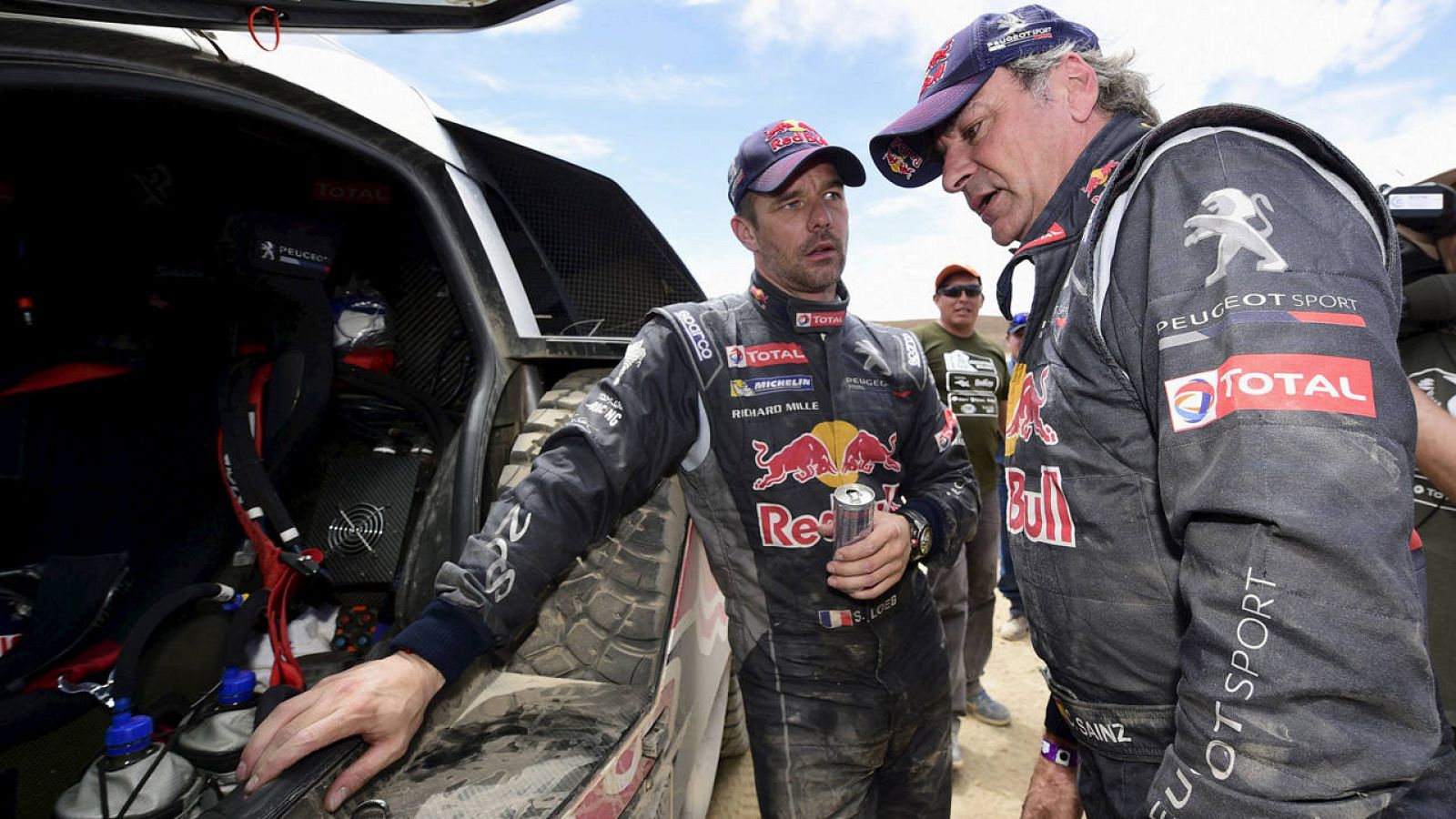 Loeb (izquierda) y Sainz hablan al término de la etapa del viernes. 
