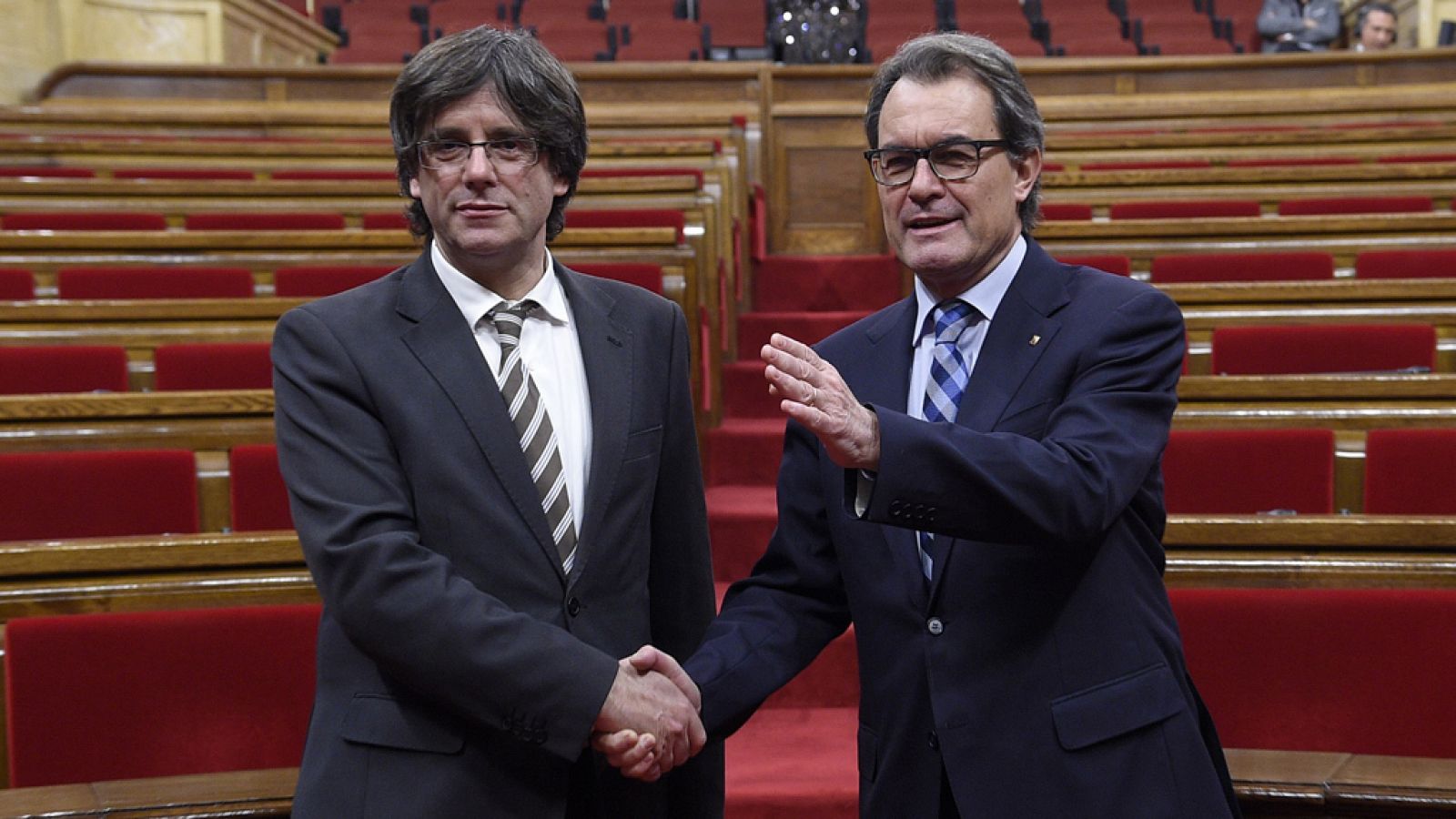El nuevo presidente de la Generalitat de Cataluña, Carles Puigdemont, y el expresidente Artur Mas.