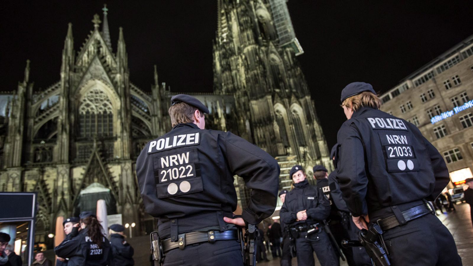 Agentes de la Policía alemana montan guardia junto a la catedral de Colonia.