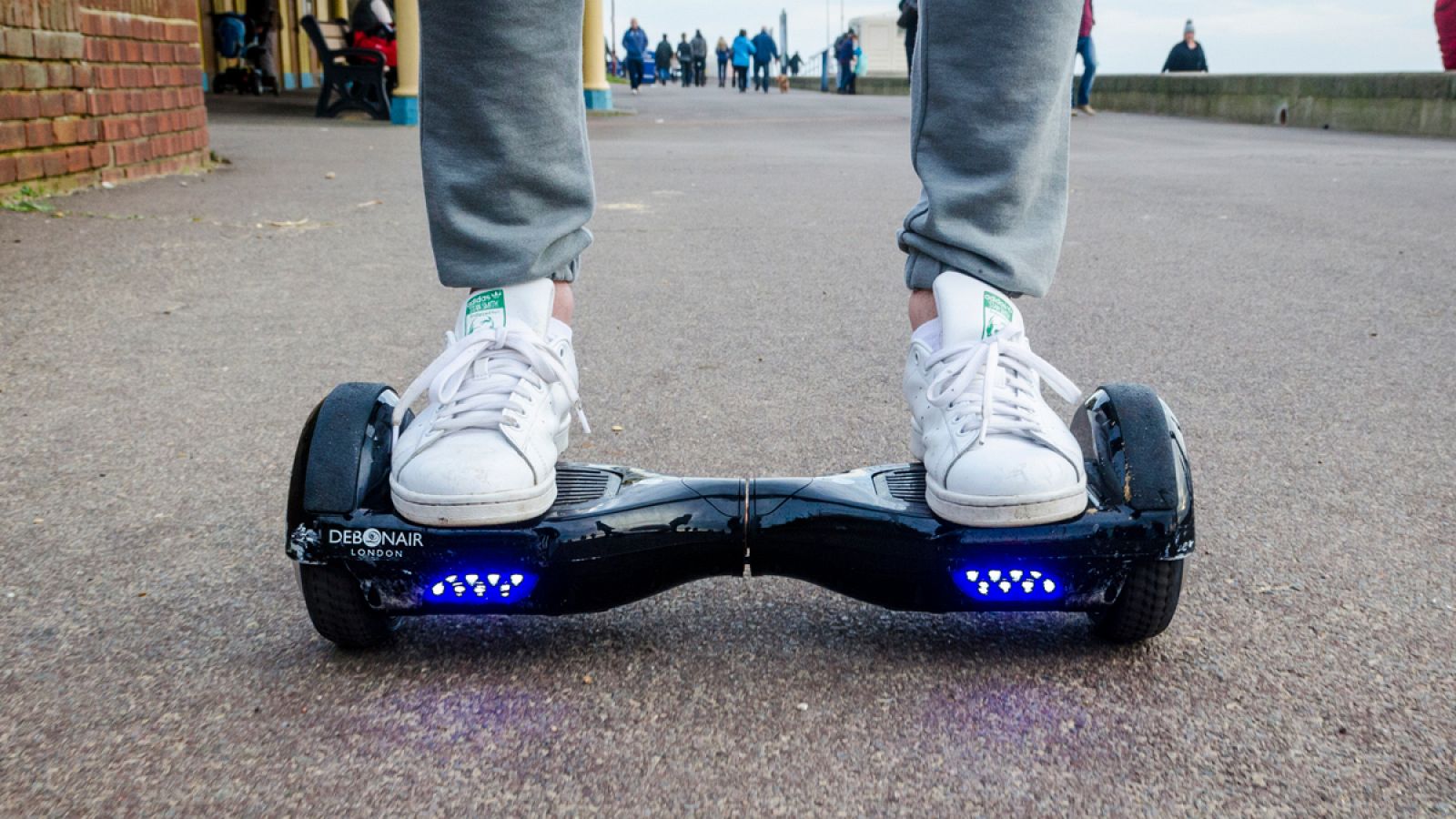 Los problemas de sobrecalentamiento de las baterías de los 'hoverboards' han provocado que no se permita subir a aviones con ellos.