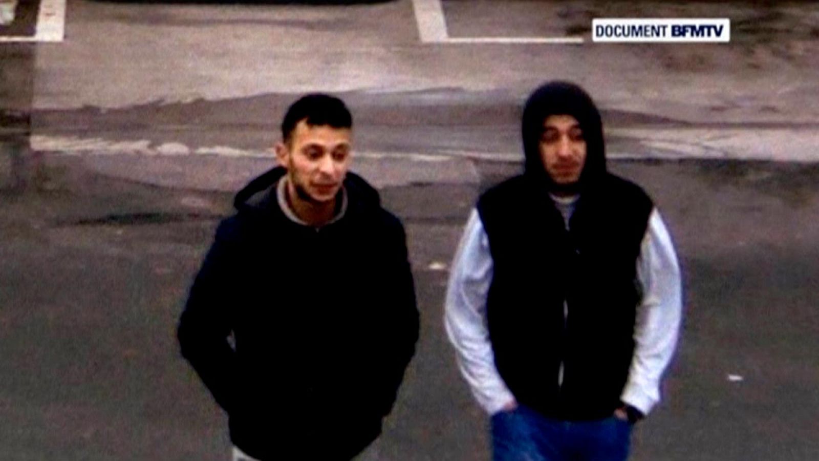 Salah Abdeslam, a la izquierda, con Hamza Attou, en la gasolinera en la que pararon camino de Bruselas