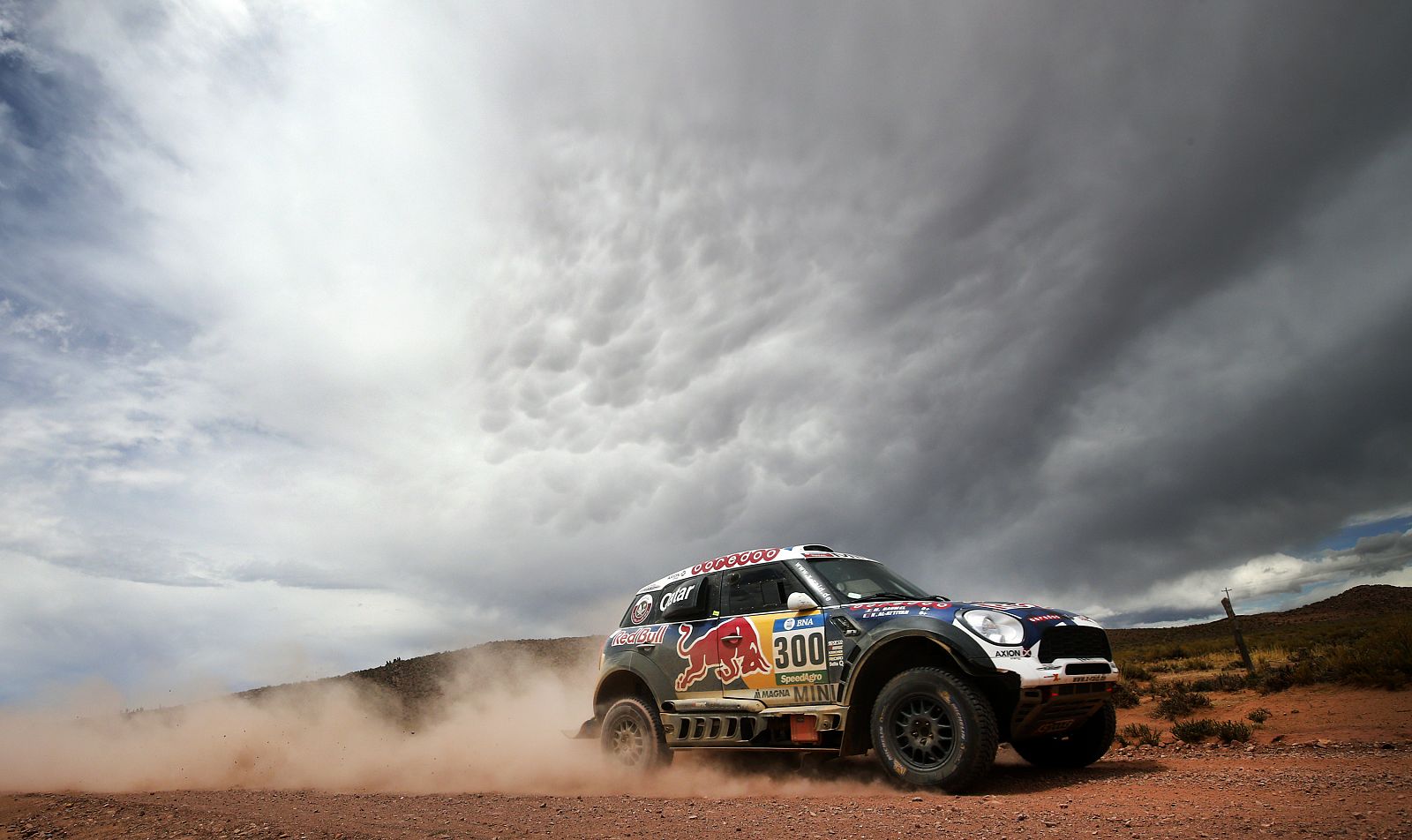 Imagen del piloto Nasser Al-Attiyah (Qatar) y su copiloto Matthieu Baumel (Francia) durante la séptima etapa del rally Dakar 2016.