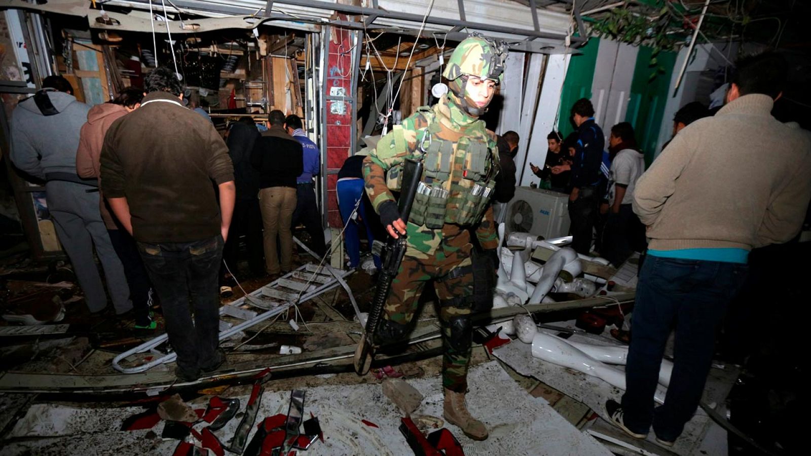 La entrada de la galería comercial de Bagdad donde el Estado Islámico ha perpetrado uno de sus ataques