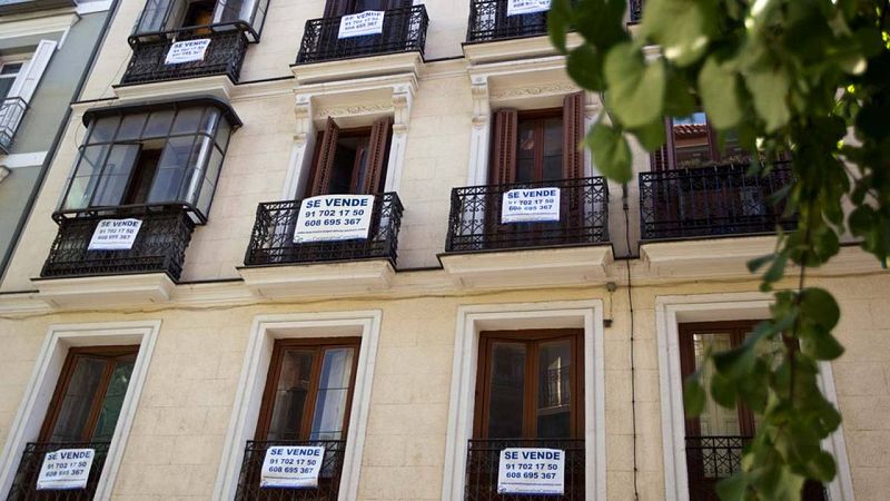 Carteles de venta en un edificio del centro de Madrid