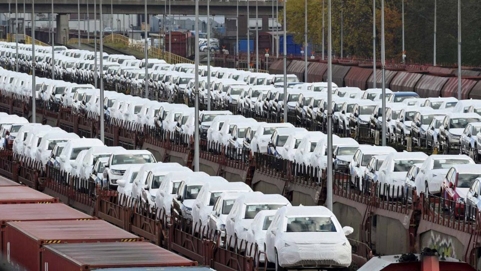 Coches Volkswagen cargados en los trenes que salen desde la planta del grupo en la ciudad alemana de Wolfsburgo
