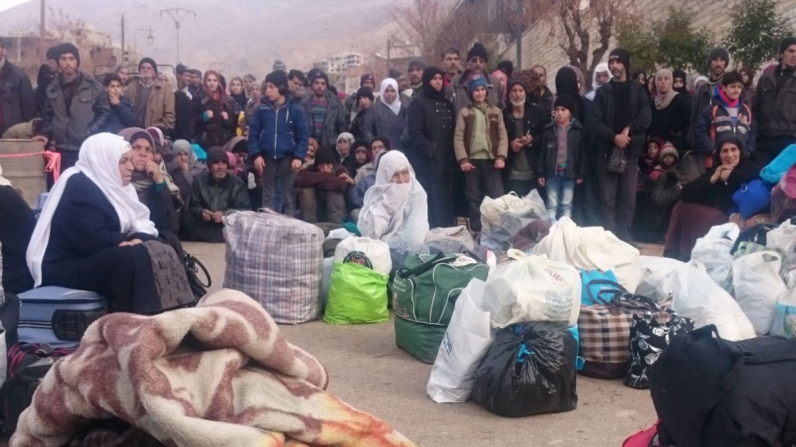 Habitantes de la ciudad sitiada de Madaya aguardan la llegada de un convoy humanitario