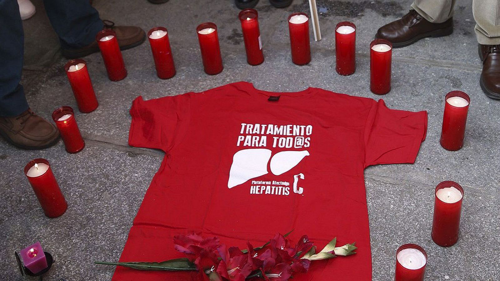 Imagen de archivo de la camiseta roja de la Plataforma de Afectados por la hepatitis C frente al Tribunal Supremo.