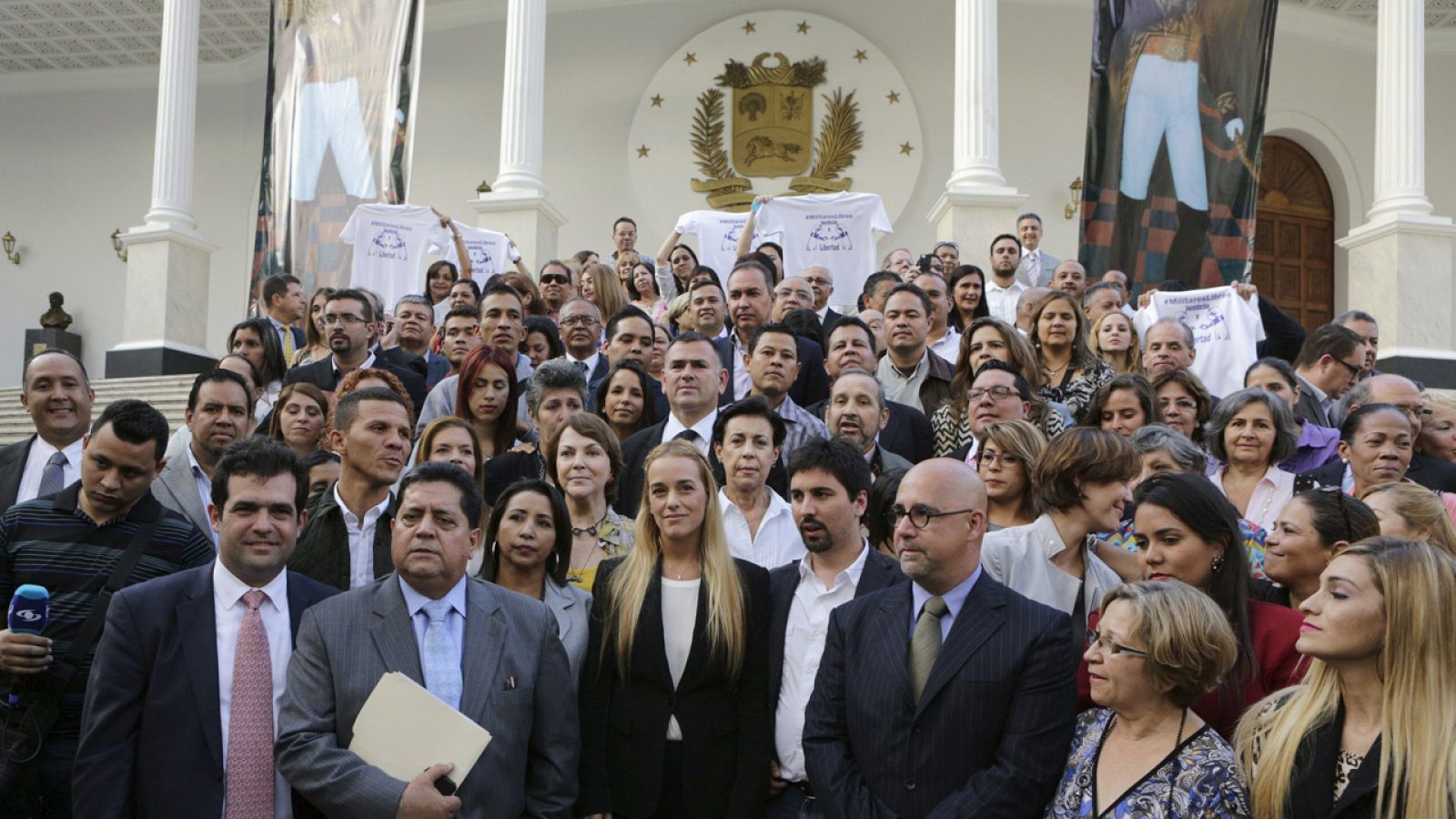 Diputados opositores y familiares de Leopoldo López reunidos frente al Parlamento venezolano