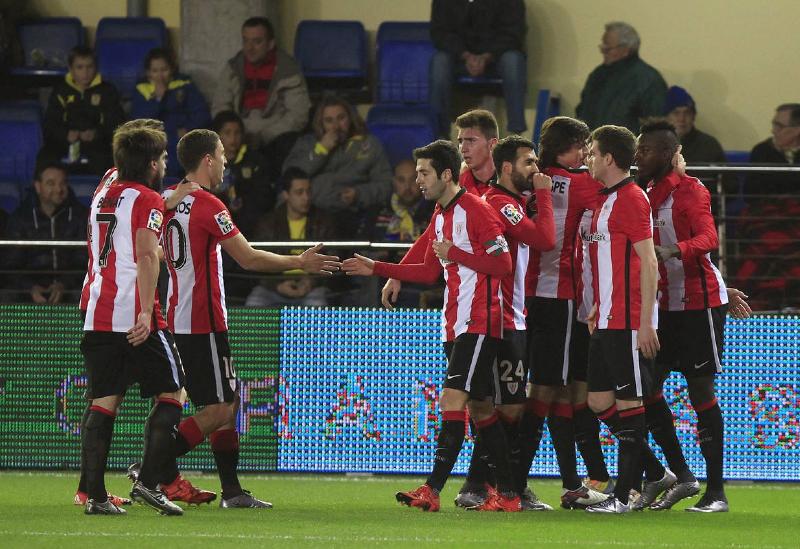 Los jugadores del Athletic celebran el gol marcado por su compañero, Iñaki Williams (d) ante el Villarreal.