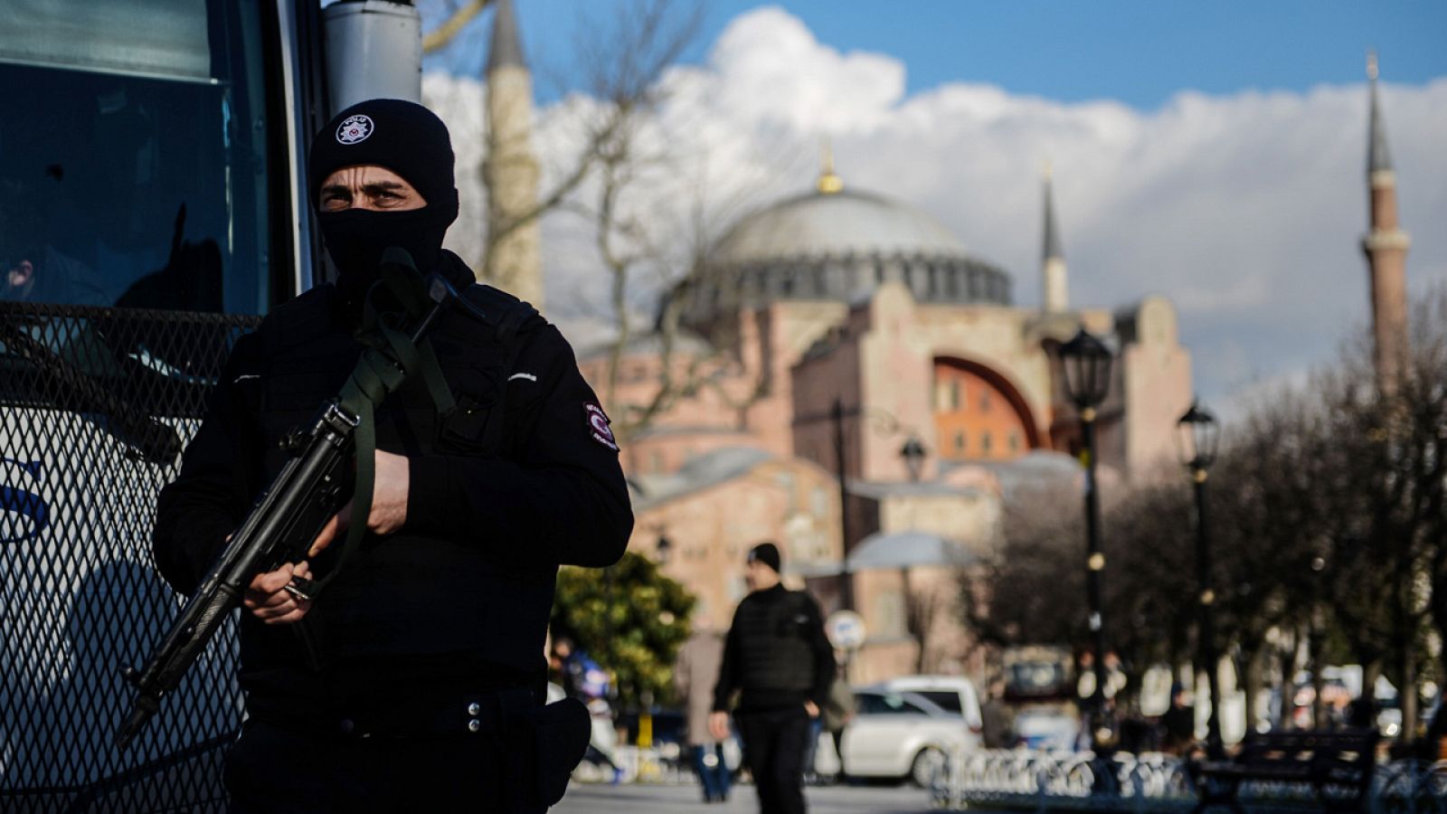 Un policía turco patrulla en la zona de Sultanhamet en Estambul