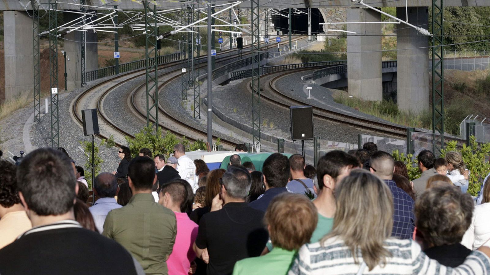 Víctimas y familiares en la curva de Angrois dos años después del accidente.