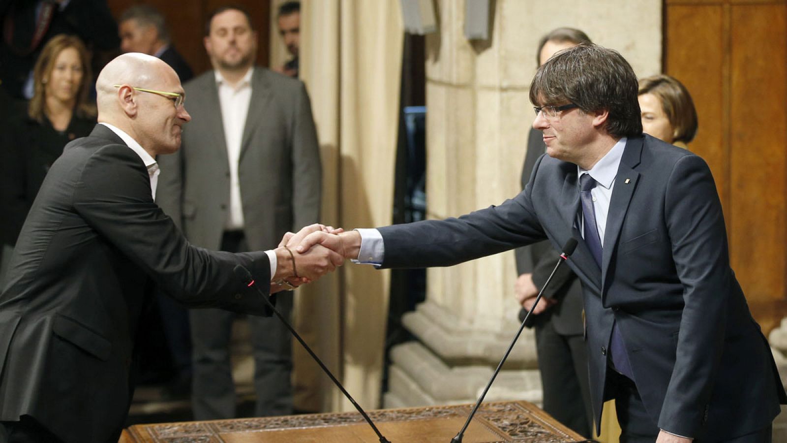El conseller de Asuntos Exteriores, Raül Romeva (i), saluda al presidente de la Generalitat, Carles Puigdemont