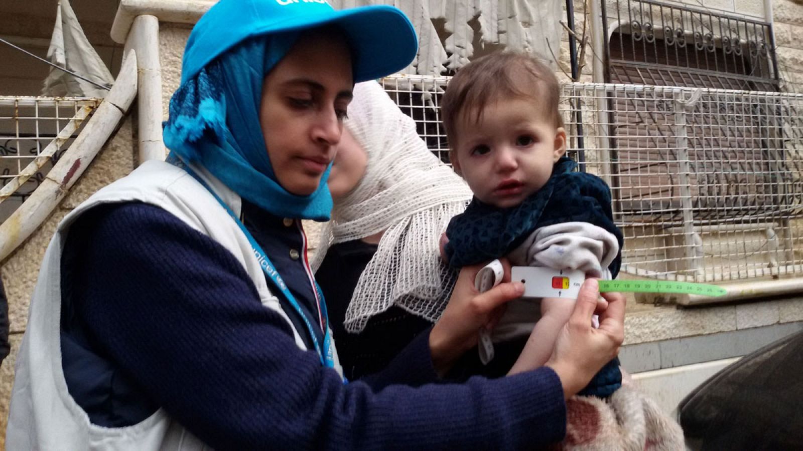 Personal de Unicef en la ciudad siria de Madaya que sufre una dramática hambruna debido al sitio.