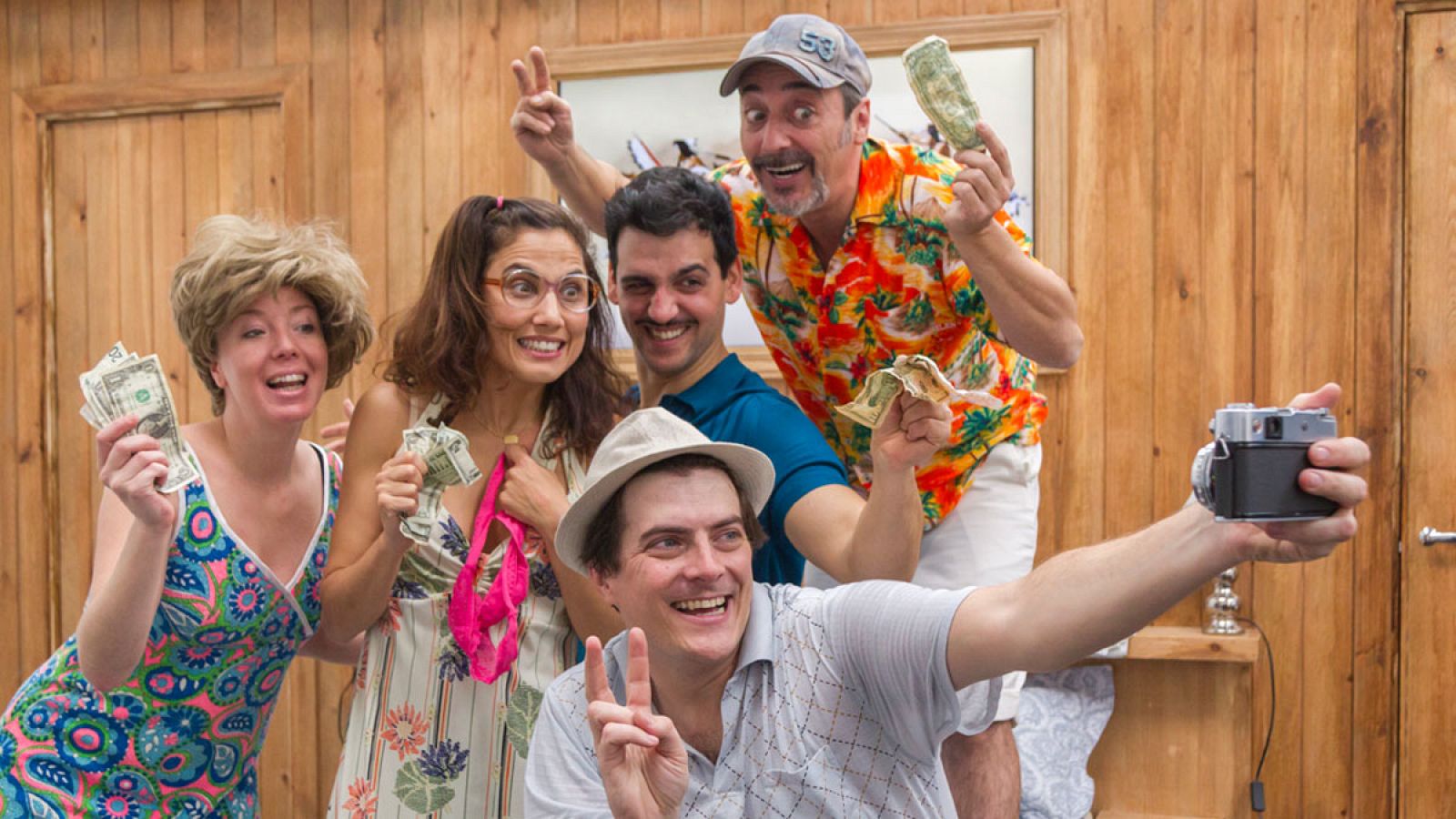 Los actores Ainhoa Santamaría, Toni Acosta, Fran Perea, Javi Coll y Javier Márquez en una escena de 'La estupidez'.