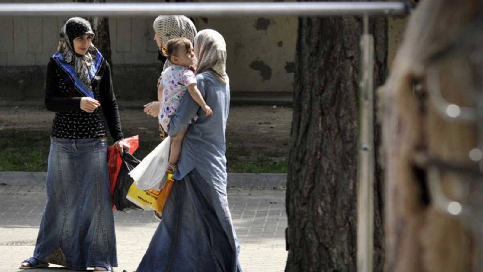 El impacto de un proyectil de mortero disparado desde Siria ha matado a una mujer y herido a una niña en un colegio en la ciudad turca de Kilis.