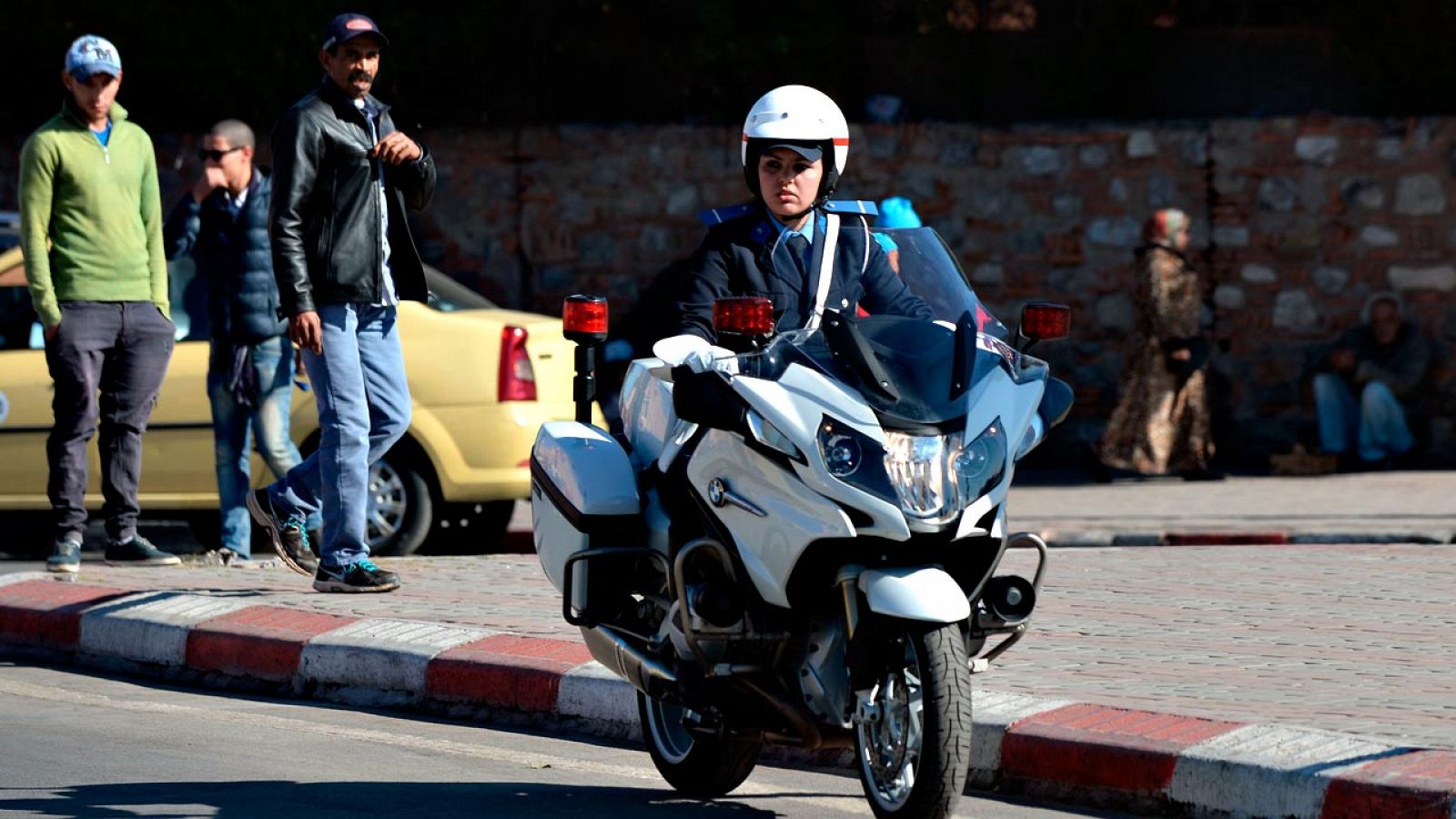 Una agente de policía marroquí patrulla en la ciudad de Marrakech