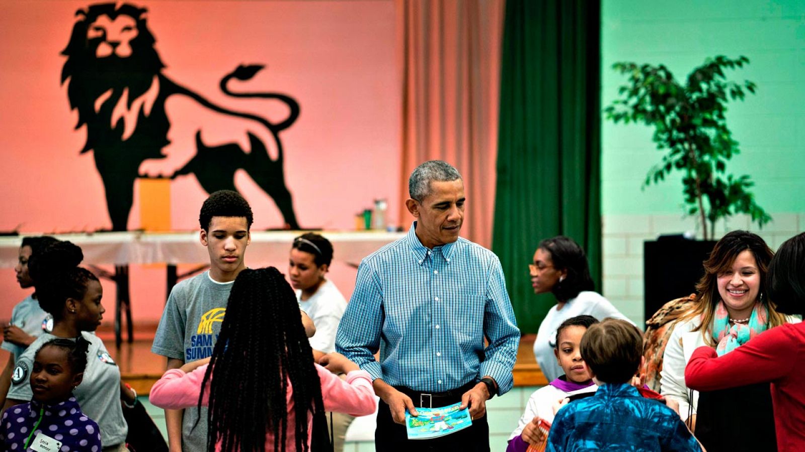 El presidente de EE.UU., Barack Obama, participa en los actos del día de Martin Luther King en un colegio de Washington