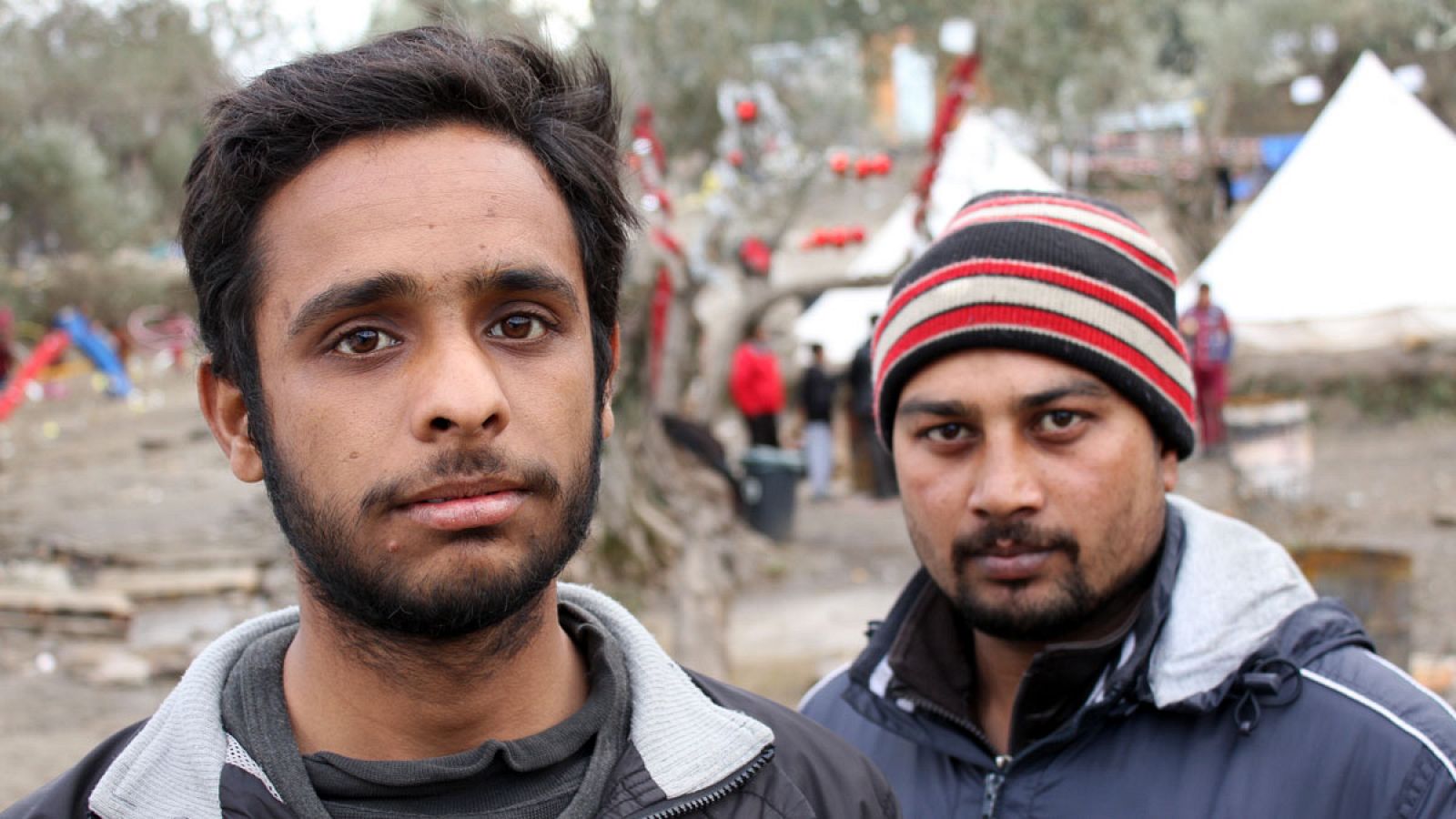 Dos refugiados en la colina afgana del campo de refugiados de Moria (Grecia), el 4 de enero.