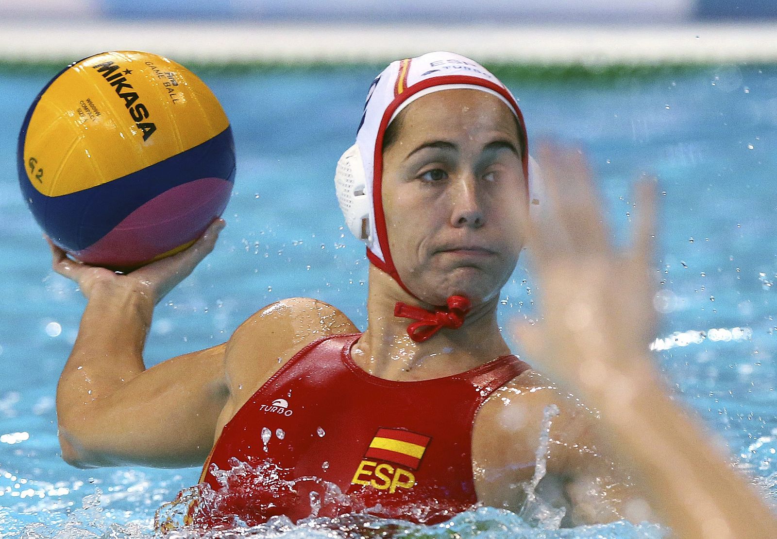 La española Laura López lanza a puerta durante el partido contra Alemania.