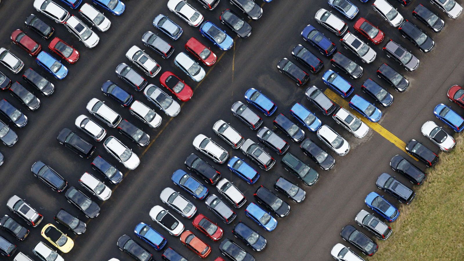 Coches estacionados en un aparcamiento al aire libre