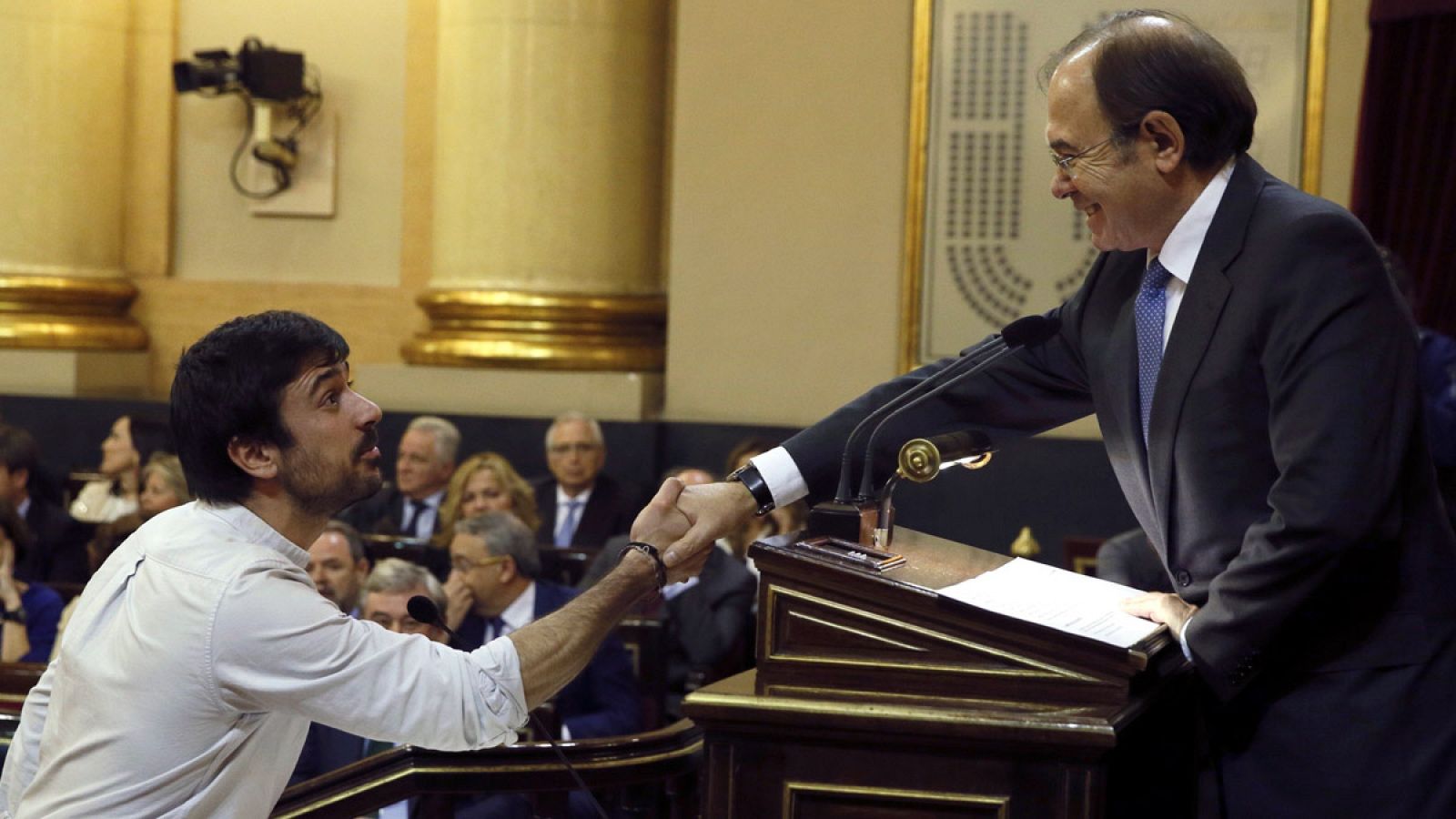 Ramón Espinar, de Podemos, jura su cargo ante el presidente del Senado, Pío García Escudero