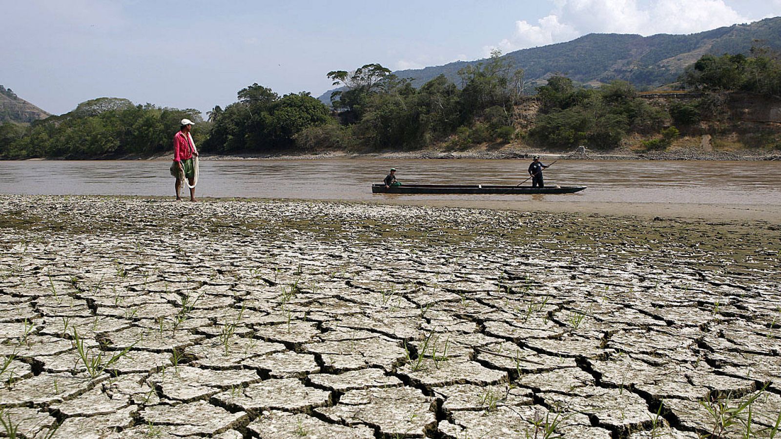 Un pescador observa los efectos de la sequía en el río Magdalena, el más largo e importante de Colombia.