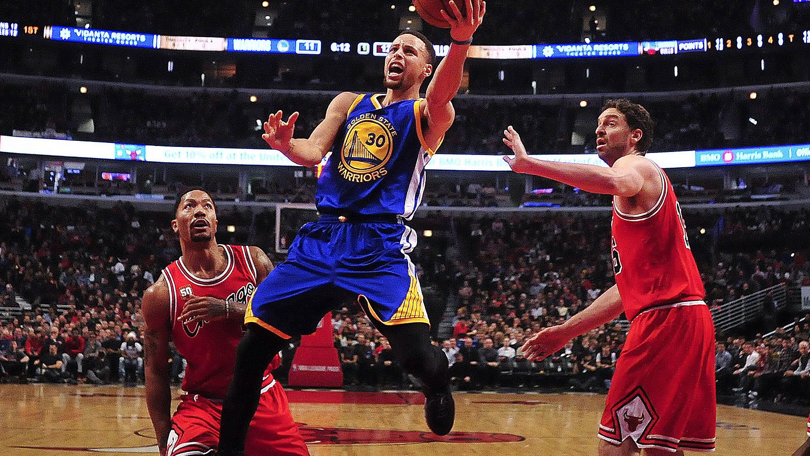 Curry entra a canasta ante Pau Gasol y Derrick Rose.