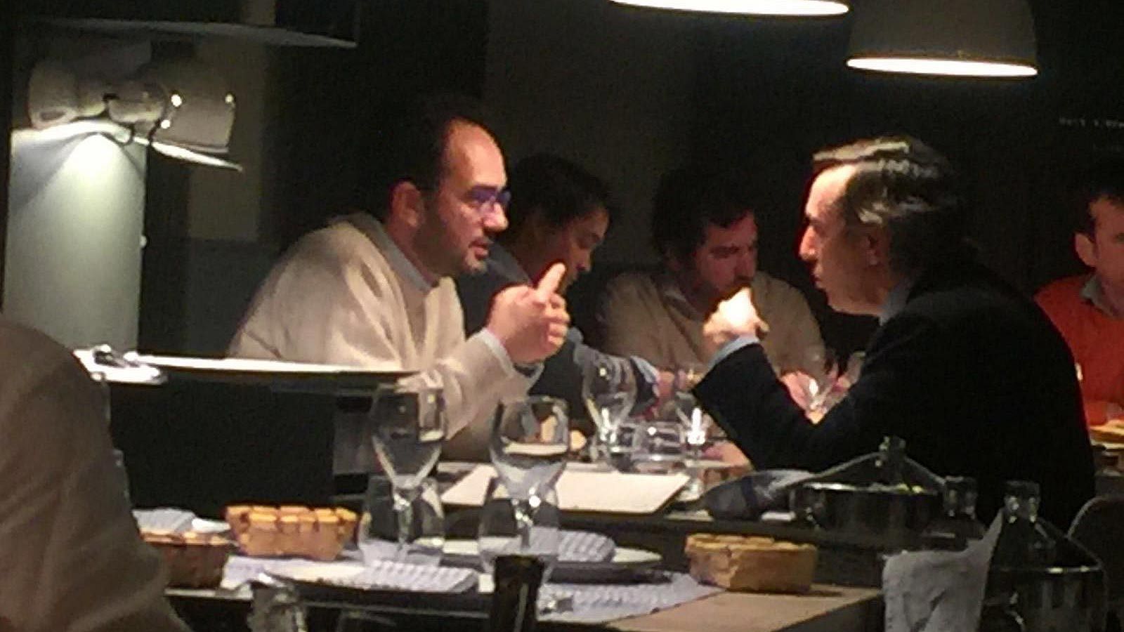 Los portavoces del PP y el PSOE reunidos en un restaurante para tratar el inicio de la actividad del Congreso