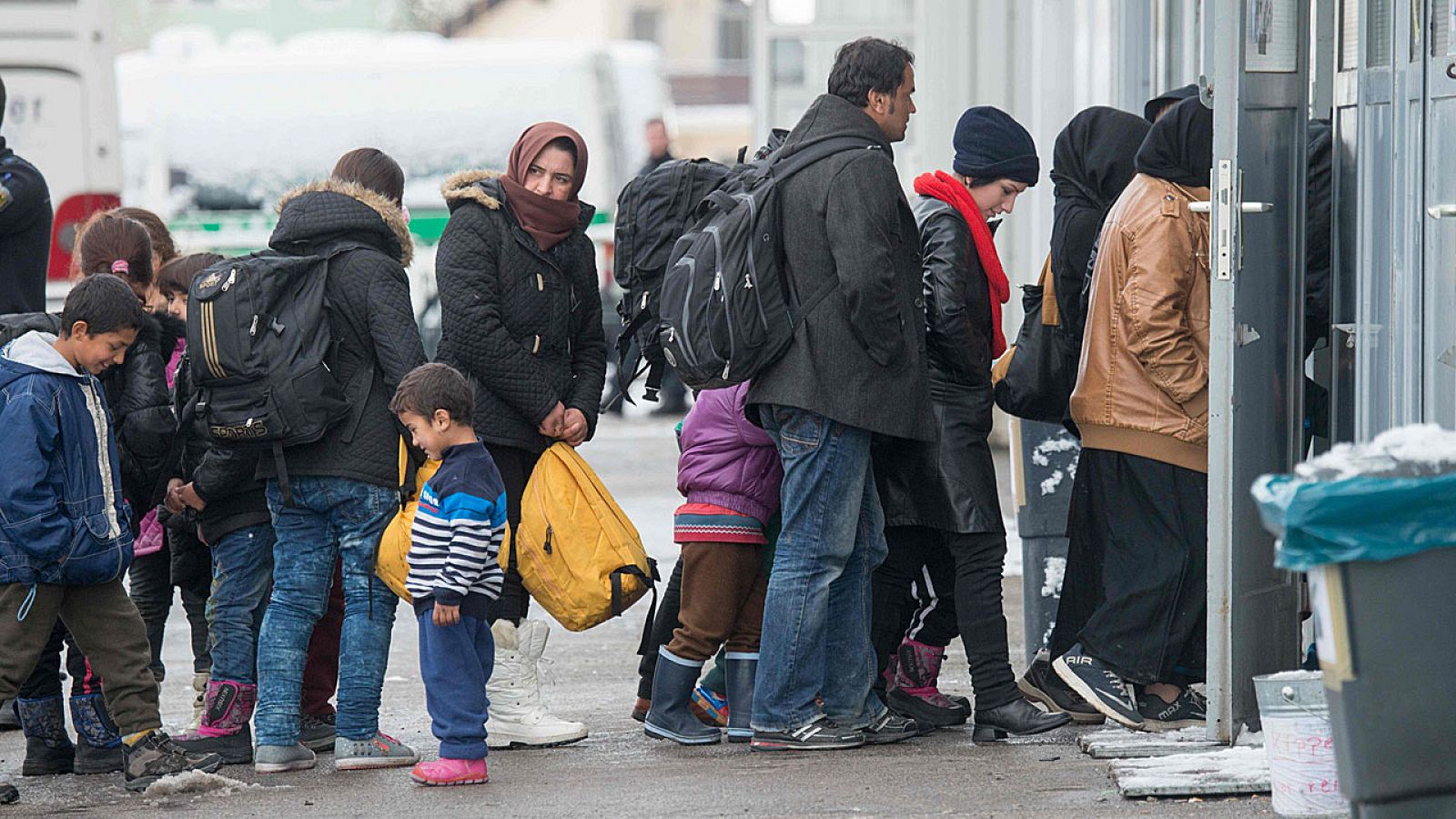 Un grupo de refugiados espera para registrarse en la ciudad de Passau, al sur de Alemania.