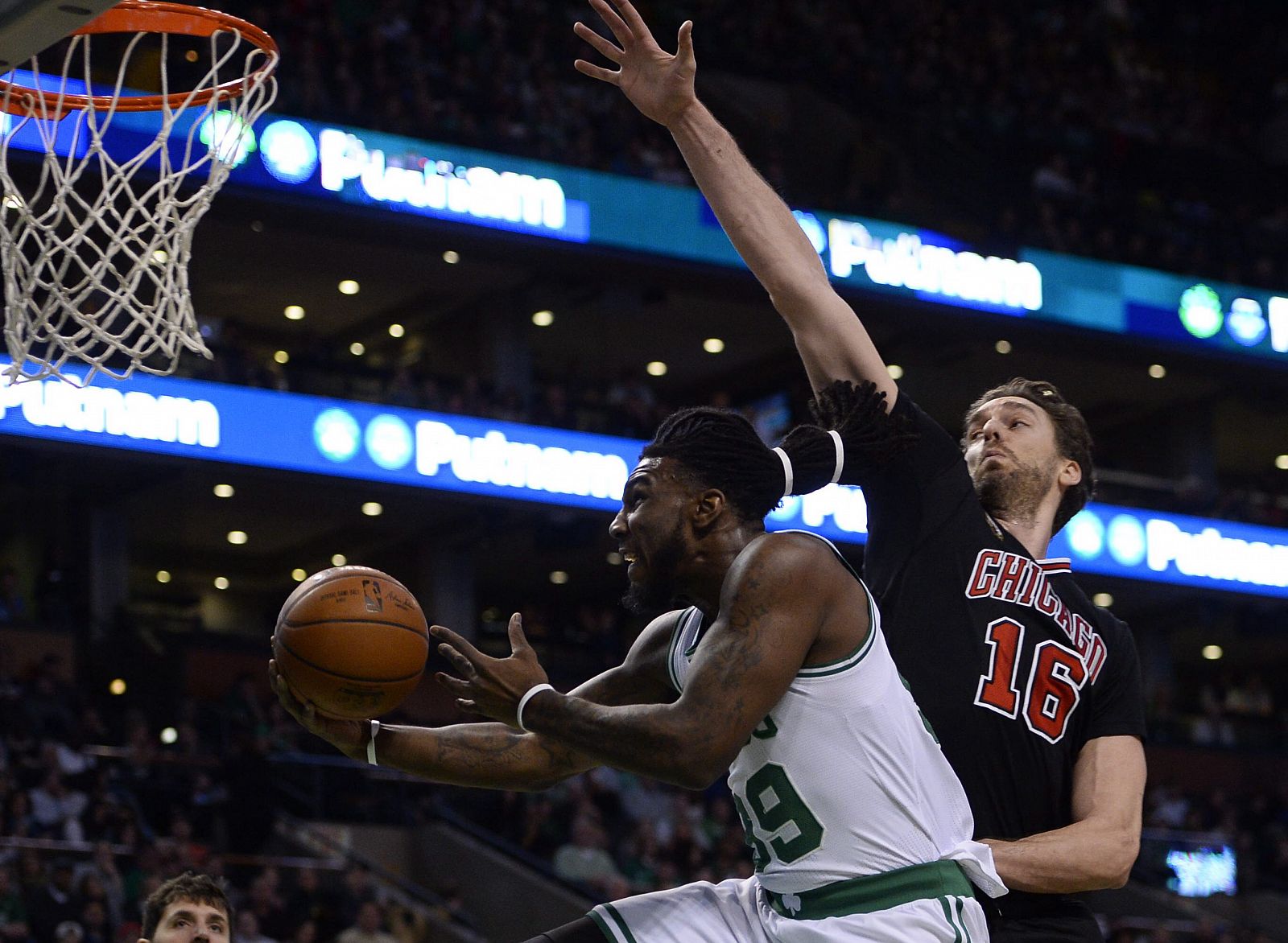 Pau Gasol trata de evitar la canasta del jugador de los Boston Celtics Jae Crowder.