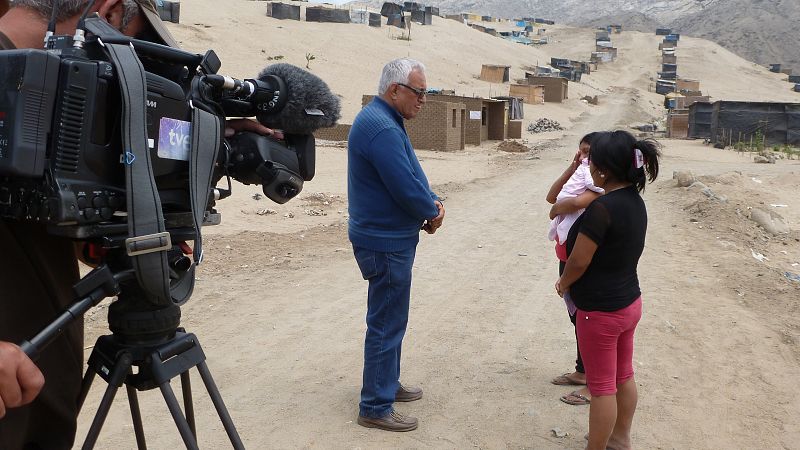 Con Daniel Nardin, misionero comboniano, durante el rodaje en El Porvenir