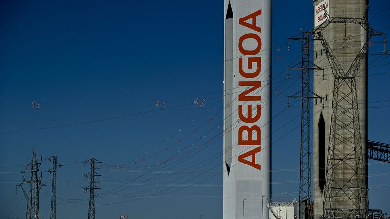 Torres solares en la planta que Abengoa tiene en la localidad sevillana de Sanlúcar la Mayor