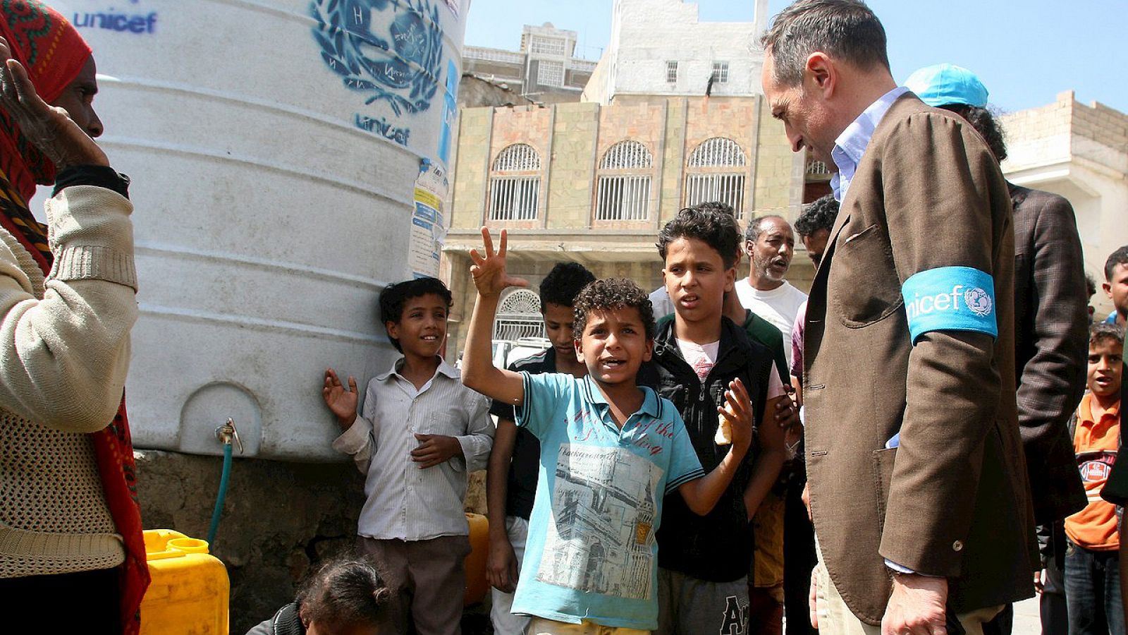 El representante de Unicef en Yemen, Julien Harneis, escucha a un niño durante su visita a la ciudad de Taiz, el 2 de enero de 2016. REUTERS/Anees Mahyoub