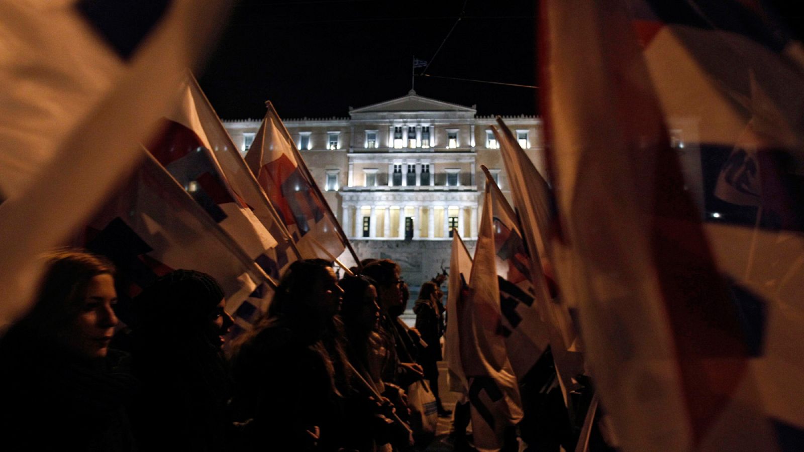 Militantes del sindicato comunista PAME participan en una marcha contra la reforma de pensiones en Atenas, Grecia