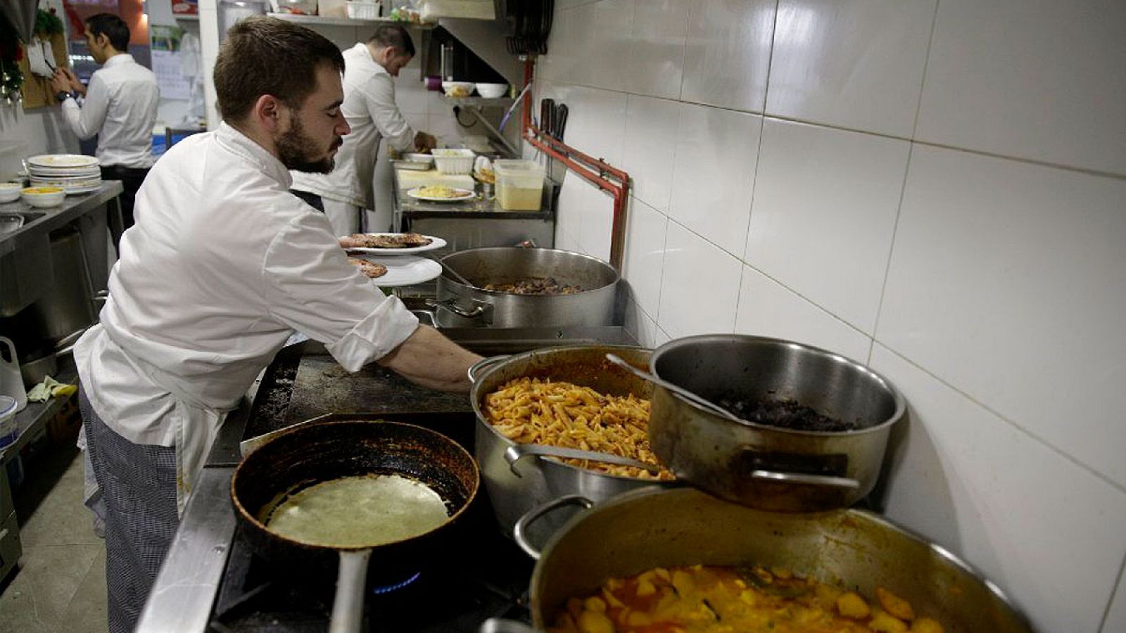 Trabajadores en un restaurante de Madrid
