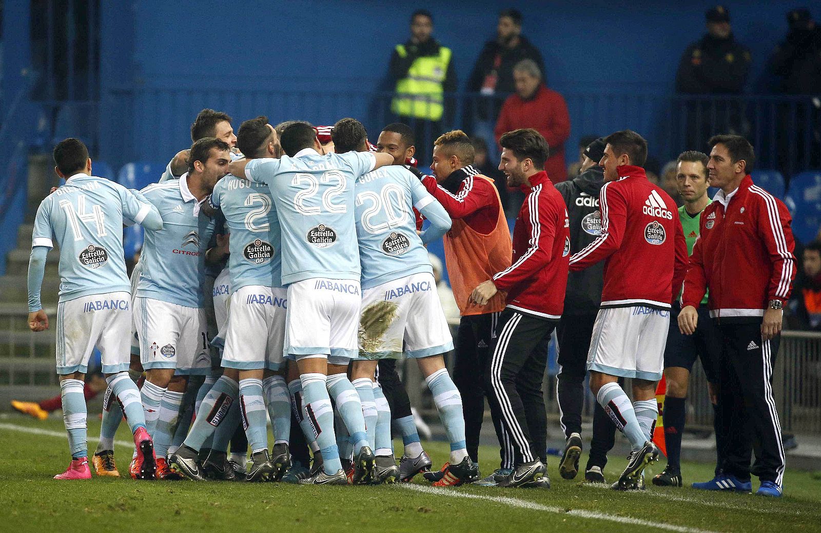 Los jugadores del Celta celebran el segundo gol de su equipo, marcado por Guidetti.