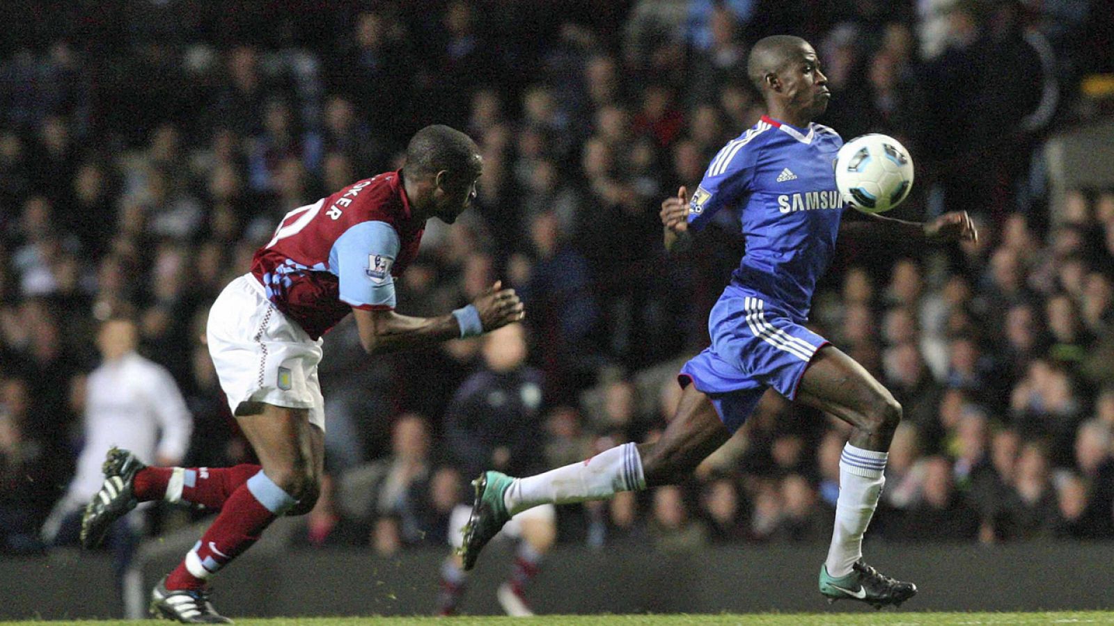 Ramires (derecha) deja el Chelsea por la liga china.