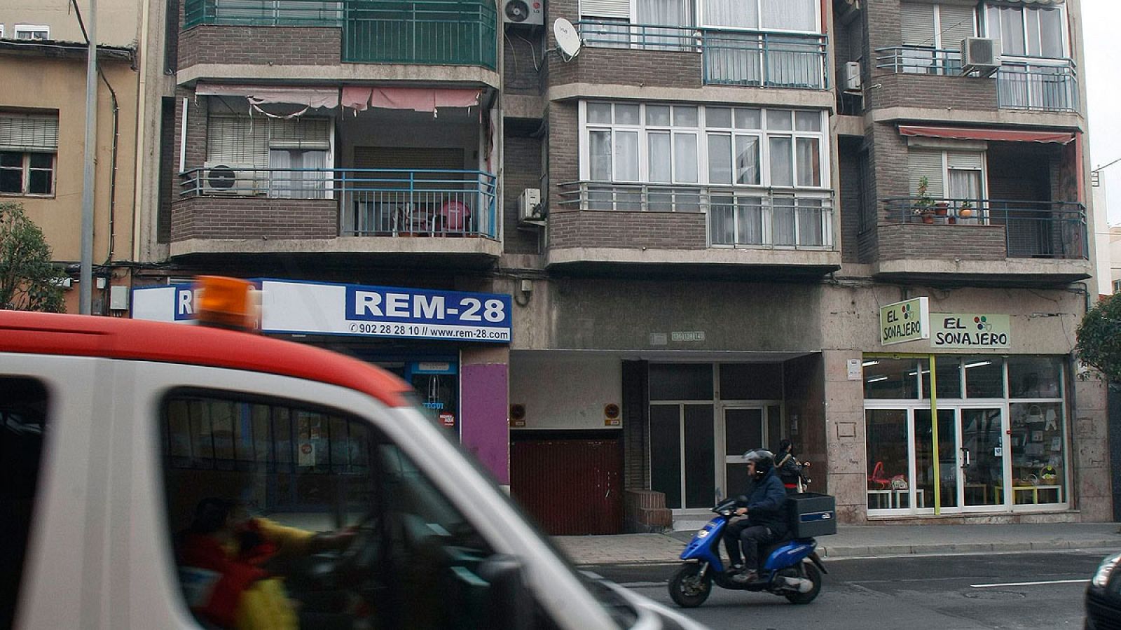 Fachada del edificio en Alicante del que se ha precipitado el hombre tras apuñalar a su expareja