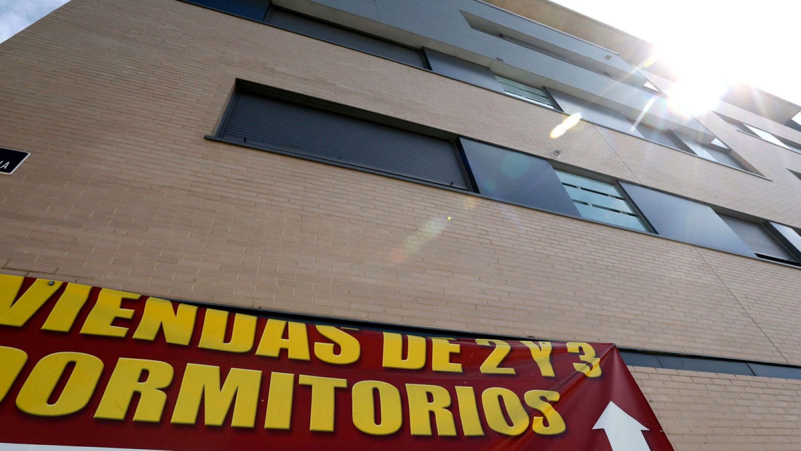 Cartel de venta de viviendas en un edificio de Madrid