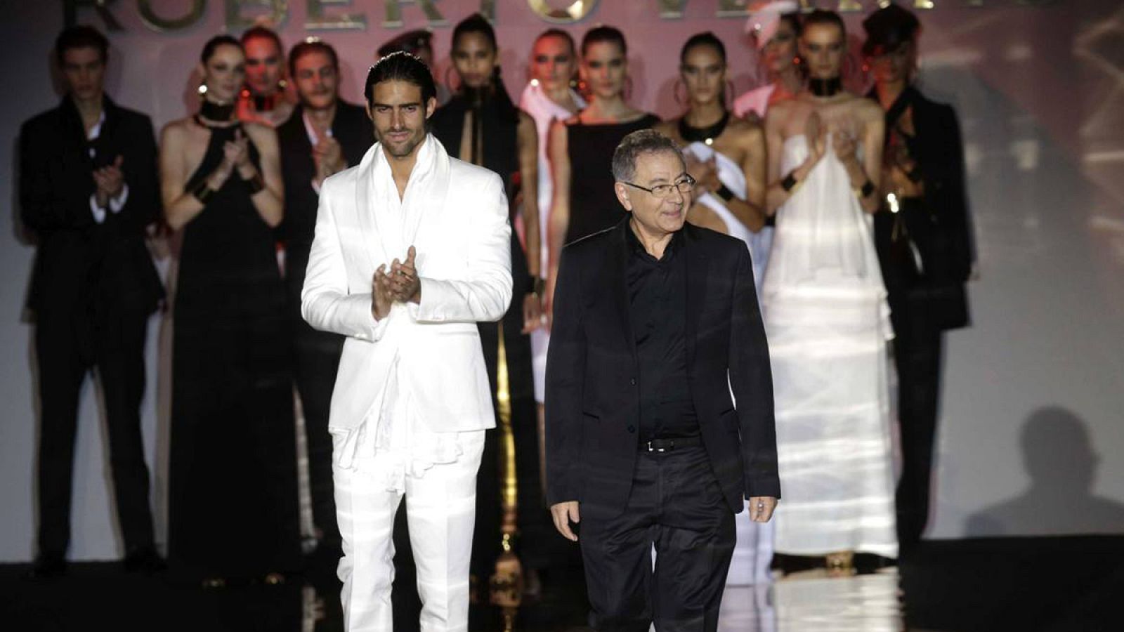 El diseñador Roberto Verino saluda tras el desfile de septiembre de 2015. EFE