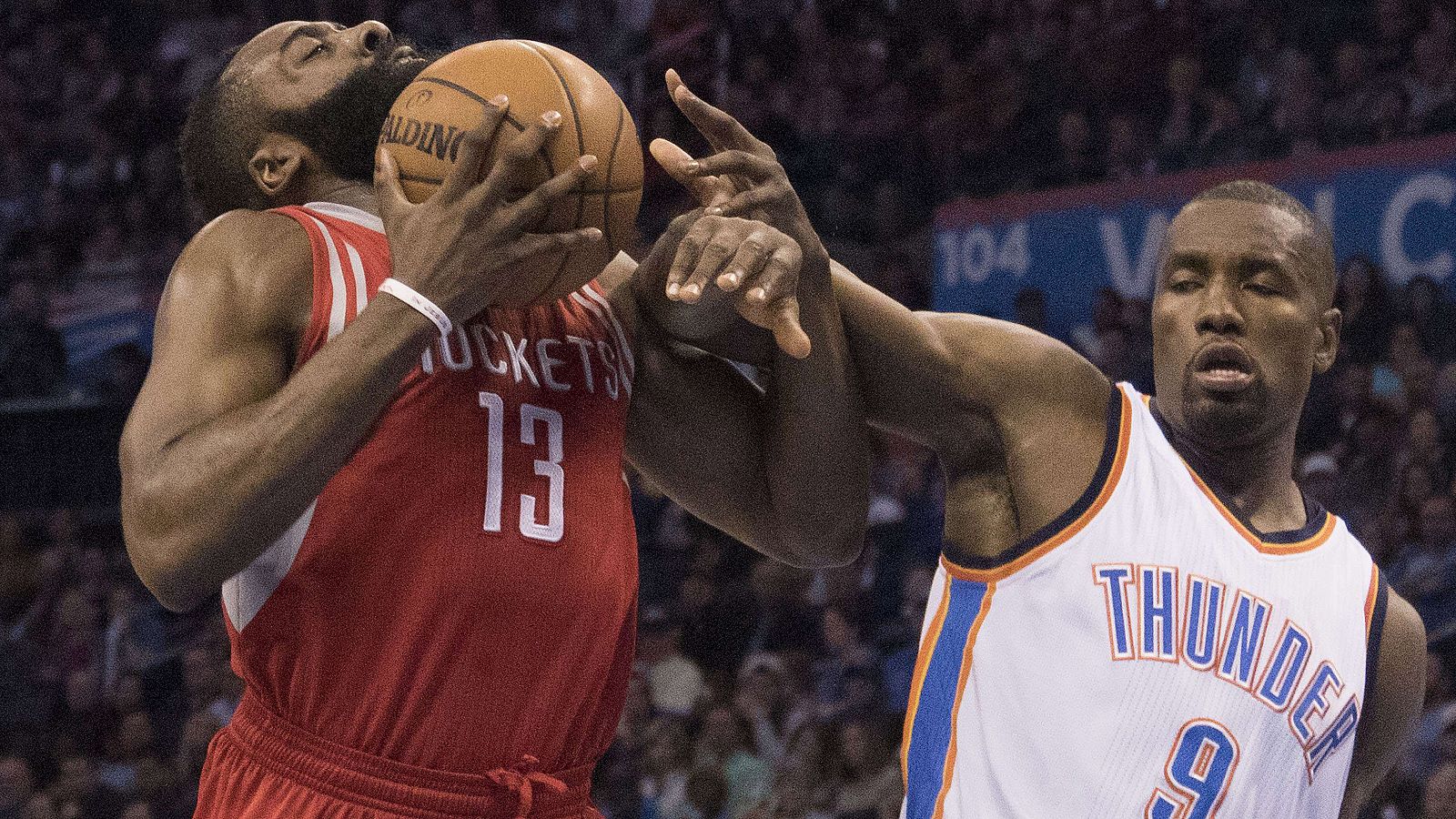 Ibaka bloca a Harden.