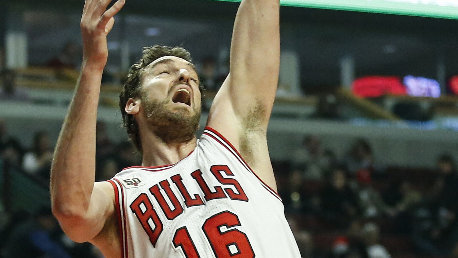 Pau Gasol no puede evitar la derrota de su equipo.