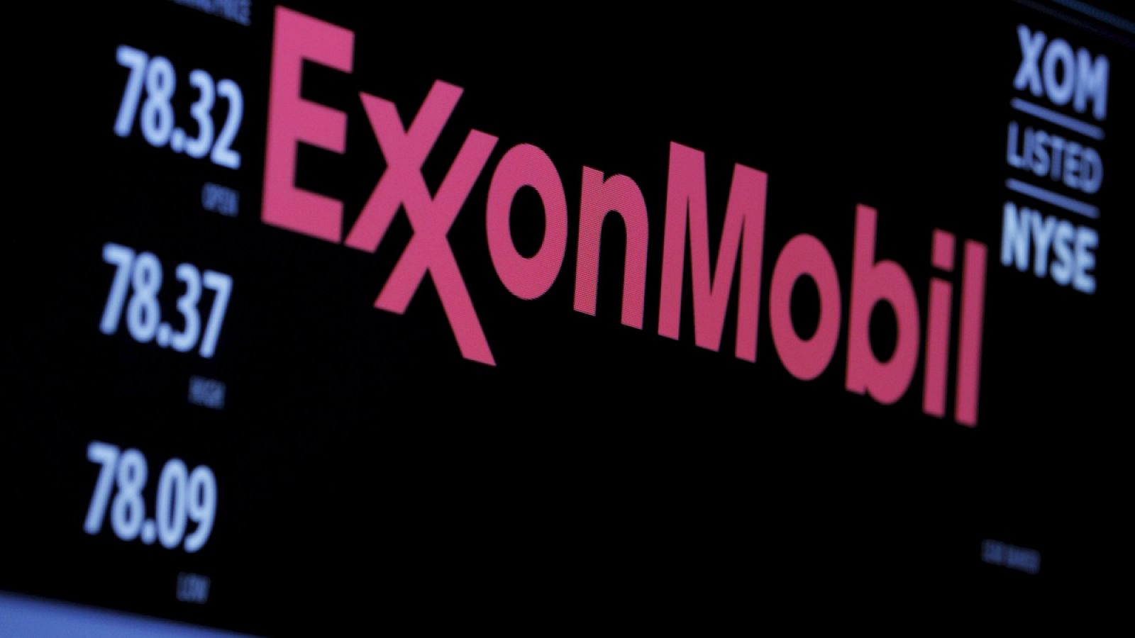 El logo de Exxon Mobil Corporation en una pantalla en la Bolsa de Nueva York