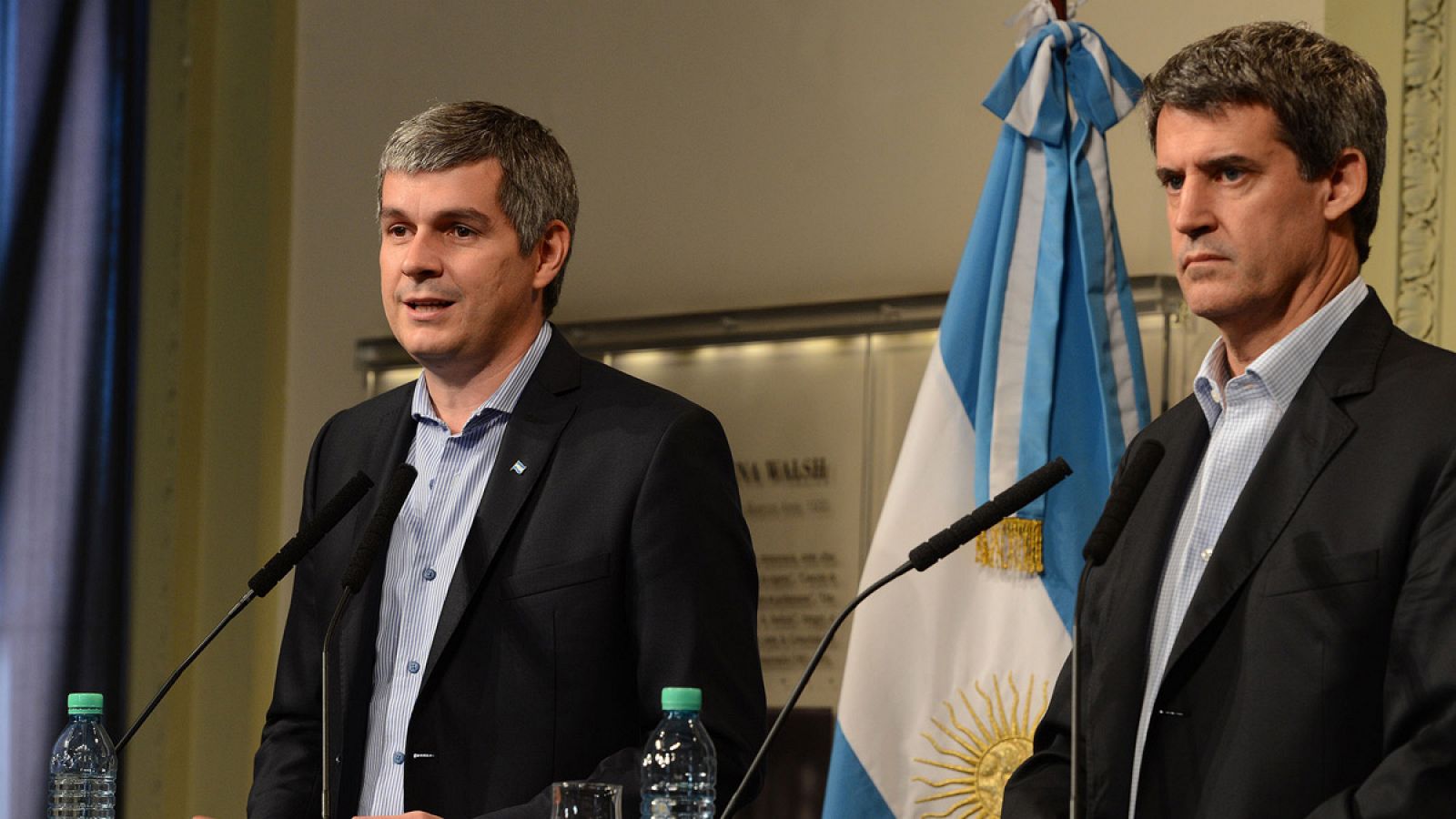 El ministro de Hacienda y Finanzas de Argentina, Alfonso Prat-Gay, y el jefe del Gabinete de Ministros, Marcos Peña, durante una rueda de prensa en Buenos Aires